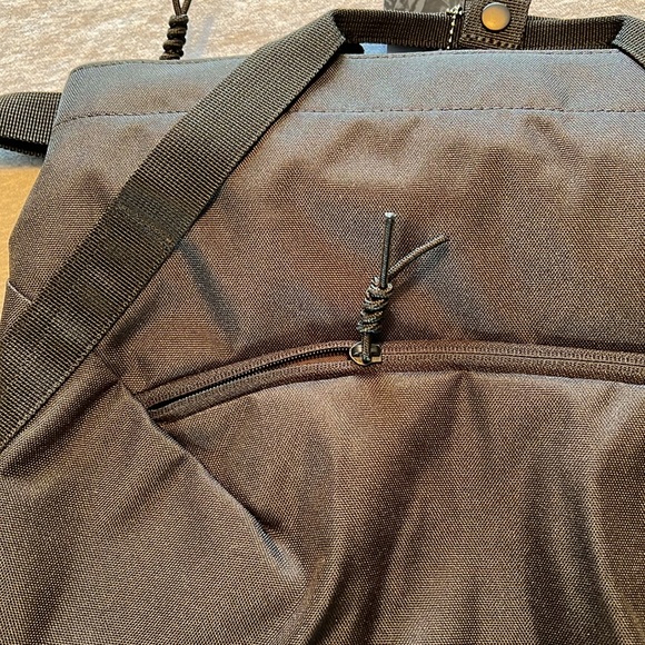 *NWT* Volcom Day Trip Backpack/Crossbody/Tote - Picture 3 of 8